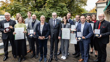 Das Bundesministerium fr Ernhrung und Landwirtschaft (BMEL) hat acht Spirituosenhersteller mit dem Bundesehrenpreis ausgezeichnet. Die hchste Auszeichnung der deutschen Ernhrungswirtschaft wird jhrlich getrennt nach Produktkategorien an deutsche Lebensmittelproduzenten verliehen. Die Preistrger hatten zuvor in den Qualittsprfungen der DLG (Deutsche Landwirtschafts-Gesellschaft) die besten Gesamtergebnisse erzielt.