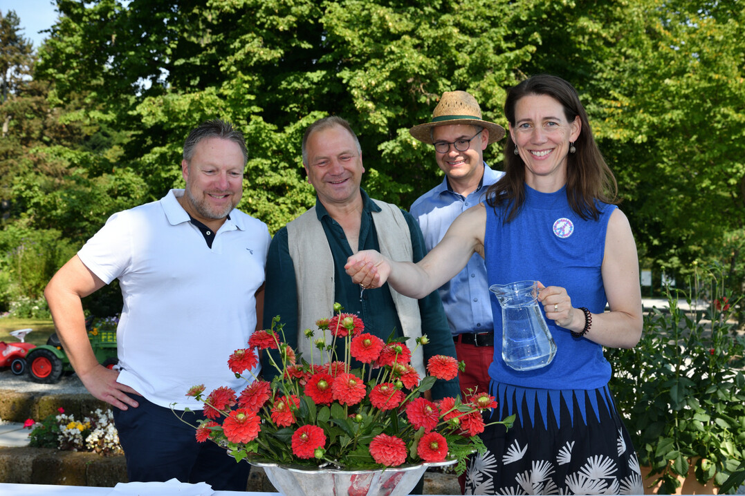 (v.l.n.r.) Thomas Röttenbacher, Simba Dickie Group, Dahlienzüchter Dirk Panzer, Mainau-Gartendirektor Markus Zeiler und Mainau-Geschäftsführerin Bettina Gräfin Bernadotte bei der Taufe von "Bobby Car".