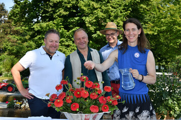 (v.l.n.r.) Thomas Rttenbacher, Simba Dickie Group, Dahlienzchter Dirk Panzer, Mainau-Gartendirektor Markus Zeiler und Mainau-Geschftsfhrerin Bettina Grfin Bernadotte bei der Taufe von "Bobby Car".
