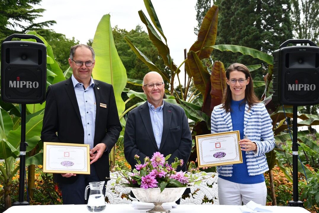 (v.l.n.r.) Mainau-Gartendirektor Markus Zeiler, Bertrand Turc vom Zchterhaus Ernest Turc und Mainau-Geschftsfhrerin Bettina Grfin Bernadotte bei der Taufe der dekorativen Dahlie "Mainau Romance" im Dahliengarten der Insel Mainau.