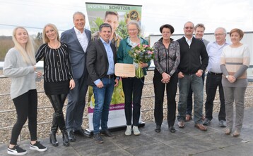 Reinhard Vinkmann (3.v.l., Geschftsfhrer Deflex Dichtsysteme GmbH), Oliver Steinmetz (4.v.l. Verkaufsleiter), Jrg Schmitz (3.v.r., Geschftsfhrer schmitz medien & design) und das gesamte Team (Sparte Insekten Sonne Sicht Pollen SCHUTZ) gratulieren Barbara Cott (5.v.l.) zu ihrem Gewinn beim Wettbewerb Insektenschtzer 2019
