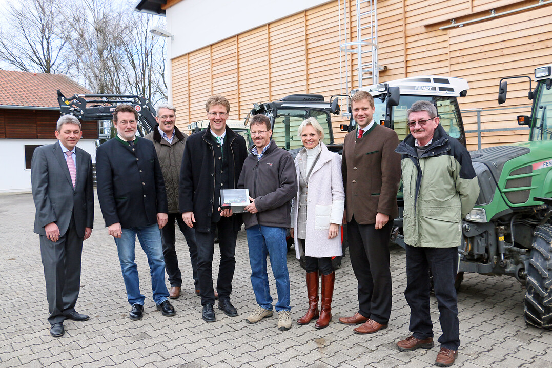 Bezirkstagspräsident Dr. Olaf Heinrich (2.v.r.), daneben Bezirksrätin Cornelia Wasner-Sommer, Betriebsleiter Hans Göding und Heribert Schulte (4.v.l.) von der BayWa AG mit einem Kollegen, die den neuen Schlepper auslieferten, vom Agrarbildungszentrum Landshut-Schönbrunn Direktor Thomas Schneidawind (2.v.l.) und Verwaltungsleiter Martin Scholz (l.) sowie ein Mitarbeiter des Lehr- und Beispielsbetriebs (r.)