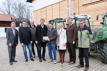 Bezirkstagsprsident Dr. Olaf Heinrich (2.v.r.), daneben Bezirksrtin Cornelia Wasner-Sommer, Betriebsleiter Hans Gding und Heribert Schulte (4.v.l.) von der BayWa AG mit einem Kollegen, die den neuen Schlepper auslieferten, vom Agrarbildungszentrum Landshut-Schnbrunn Direktor Thomas Schneidawind (2.v.l.) und Verwaltungsleiter Martin Scholz (l.) sowie ein Mitarbeiter des Lehr- und Beispielsbetriebs (r.)