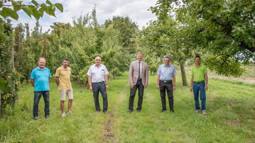  Bitten um tatkrftige Untersttzung der Bevlkerung beim Projekt zum Erhalt von Streuobstsorten: (v. r.) Hans Gding, Leiter des Lehr- und Beispielsbetriebs fr Obstbau Deutenkofen, Martin Scholz, Verwaltungsleiter des Agrarbildungszentrums Landshut-Schnbrunn, Bezirkstagsprsident Dr. Olaf Heinrich, Rudolf Lehner, stellvertretender Landrat des Landkreises Landshut, Armin Mller, Kreisfachberater fr Gartenkultur und Landespflege, und Jrgen Pompe vom Arbeitskreis Pomologie. 