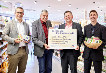 Strahlende Gesichter bei der Scheckbergabe (v.l.n.r.): Kai Daubenberger, Sortimentsmanager bei dm, Oliver Willing, Geschftsfhrer der Zukunftsstiftung Landwirtschaft, Erich Harsch, Vorsitzender der dm-Geschftsfhrung und Florian Petrich von "Stadt Land blht".