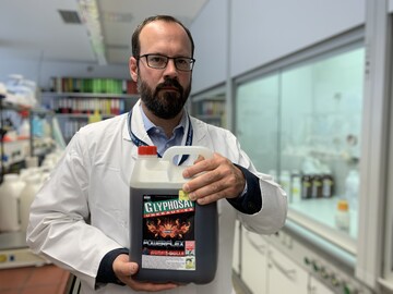 Dr. Nils Kurlemann, BVL, prsentiert ein geflschtes Pflanzenschutzmittel.