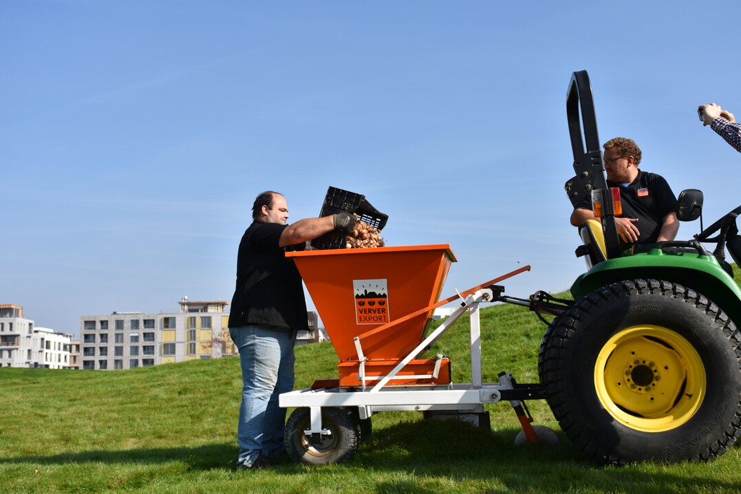 Die Pflanzmaschine wird befllt