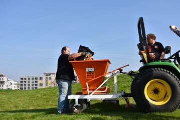 Die Pflanzmaschine wird befllt