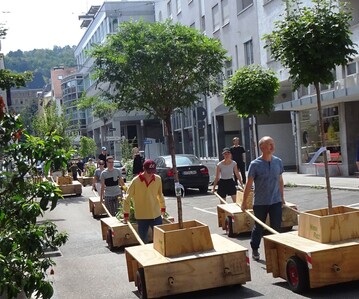 Auf diese Weise bewegt sich die "Wanderbaumalle" durch die Innenstadt von Stuttgart von einer Stelle zur anderen