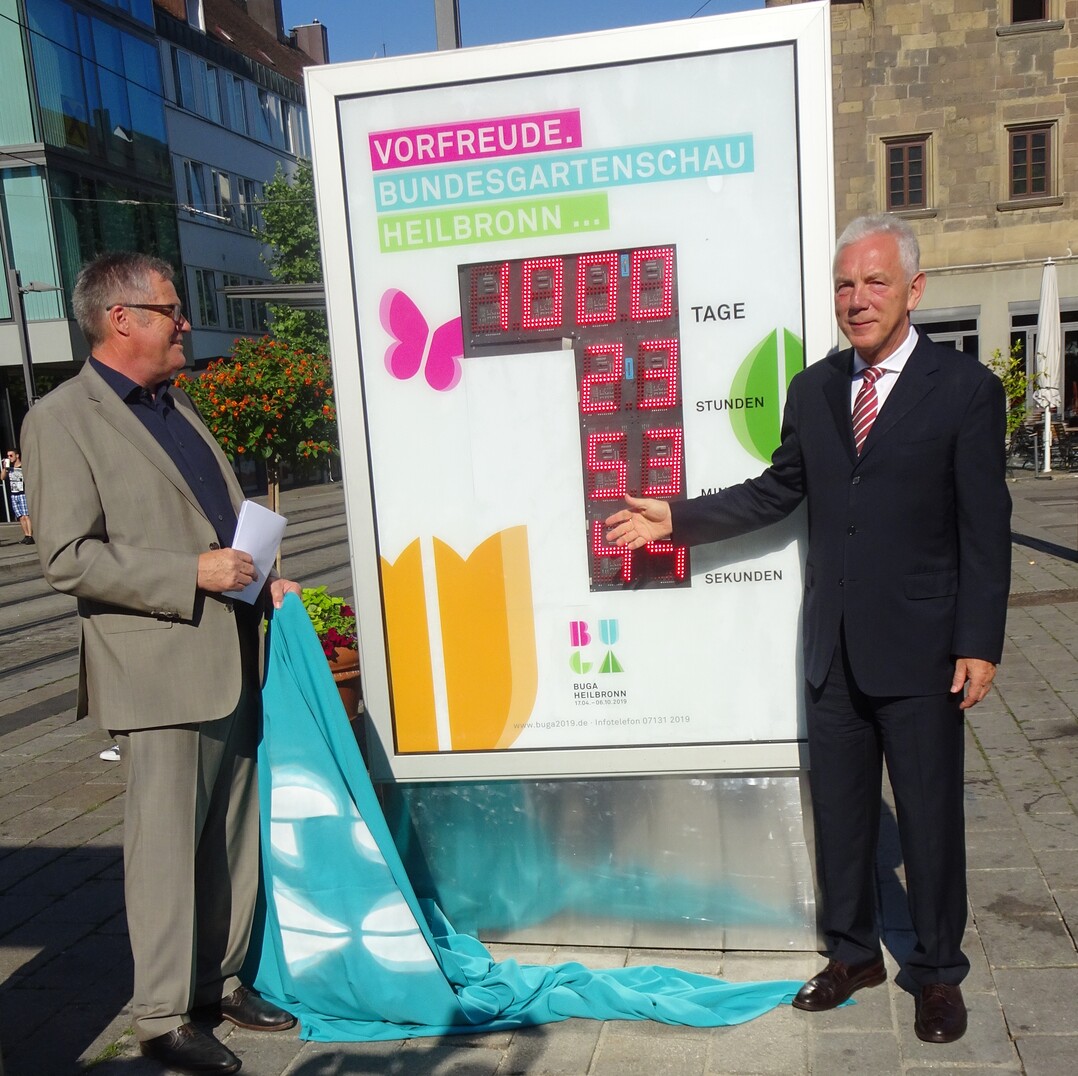 OB Harry Mergel (r.) und BUGA-Geschäftsführer Hanspeter Faas haben die Countdown-Uhr auf dem Heilbronner Marktplatz enthüllt
