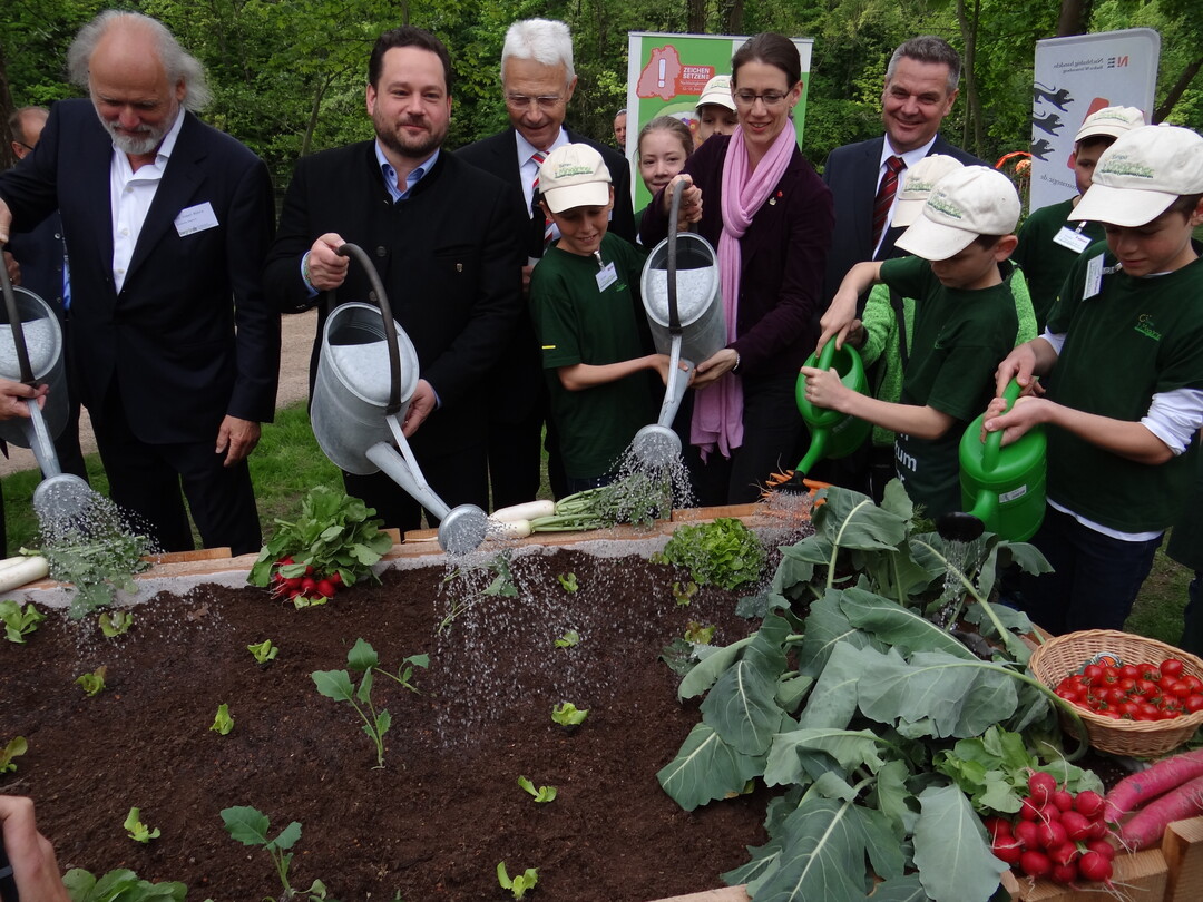Gemeinsam mit (v.l.) Prof. Hubert Mhrle, Landwirtschaftsminister Alexander Bonde und Bettina Grfin Bernadotte gieen die Mini-Grtner ihre Schtzlinge an