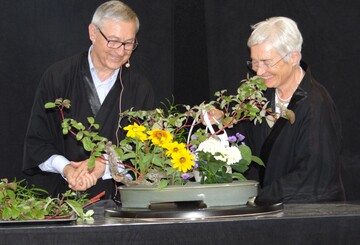 Hier prsentieren Jrg Lschmann und Annelie Wagner das fertige Objekt "Heilbronn" geschmckt mit reichlich Blumen