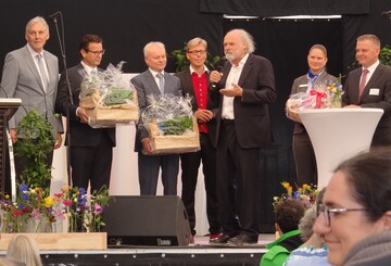 (v.l. Landrat Helmut Riegger, Minister Peter Hauk, Brgermeister Norbert Mai, Mentor Hansy Vogt, Prof. Hubert Mhrle, Sabine Zenker und Gerhard Hugen-schmidt