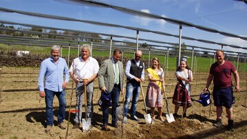 von links nach rechts: Thomas Heilig, Vorsitzender Obstregion Bodensee e.V.; Dr. Ulrich Mayr, Fachbereichsleiter Sortenerhaltung/Streuobst am Kompetenzzentrum Obstbau Bodensee in Bavendorf; Minister Peter Hauk, MdL, Ministerium fr Ernhrung, Lndlichen Raum und Verbraucherschutz Baden-Wrttemberg; Erich Rhrenbach, Vorsitzender Obstregion Bodensee e. V.; Julia Heimgartner, Bodensee-Apfelknigin; Franziska Grundler, Bodensee-Apfelprinzessin; Johannes Michel, Obsthof Michel in Frickingen