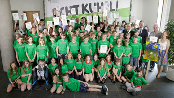 Der Parlamentarische Staatssekretr Stbgen ehrte die Gewinner-Gruppen des Schlerwettbewerbs "ECHT KUH-L!" 2019