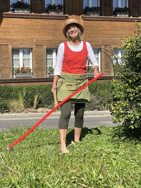 Naturverbunden und fokussiert: Sensenm�hen verbindet Mensch, Werkzeug und Wiese.