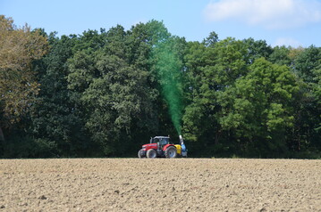 Mit einer Sprhkanone wird im Versuch ein Waldrand mit Testflssigkeit besprht