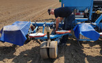 Farm-Manager Gilnei Etges macht die Setzmaschine am Unimog startklar für den Einsatz am Nachmittag.