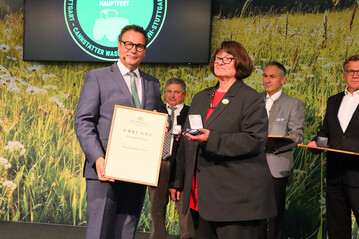 Sigrid Erhardt erhlt die Staatsmedaille in Gold des Landes Baden-Wrttemberg aus den Hnden von Landwirtschaftsminister Peter Hauk.