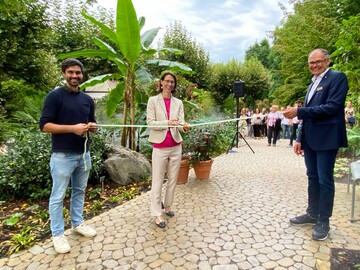 Mainau-Gartenplaner Jonathan Fergg, Mainau-Geschftsfhrerin Bettina Grfin Bernadotte und Mainau-Gartendirektor Markus Zeiler bei der Erffnung des neuen Parkteils "Farn und Fuchsie" am 21. September 2023.