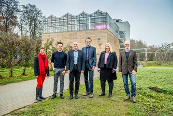 Nach zwei Jahren Bauzeit folgte nun die offizielle Erffnung der Indoorfarm an der Hochschule Osnabrck, v.l.: Christel Tesch, Niederschsisches Ministerium fr Wissenschaft und Kultur; Sebastian Deck, Wissenschaftlicher Mitarbeiter und Koordinator des Forschungszentrums Agrarsysteme der Zukunft; Prof. Dr. Andreas Ulbrich, Professor fr Gemseproduktion- und verarbeitung Hochschule Osnabrck; Prof. Dr. Andreas Bertram Hochschulprsident; Julika Bruning, Projektleiterin Hochschule Osnabrck und Martin Ferner, Hdepohl.Ferner Architektur- und Ingenieurgesellschaft mbH