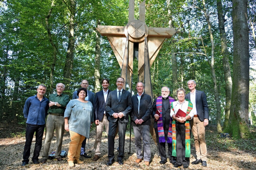 Bei der Eröffnung des Mainau Ruhewalds (v.l.): Theo Straub (Leiter Referat Forst Mainau GmbH), Alexander Gebauer (Künstler Holzkreuz und Holzflügel), Sabine Neufang (Geschäftsführerin Mainau Ruhewald GmbH), Markus Zeiler (Gartendirektor Mainau GmbH), Björn Graf Bernadotte (Geschäftsführer Mainau GmbH), Uli Burchardt (Oberbürgermeister Stadt Konstanz), Herbert Munjak (Leiter der Technischen Betriebe Stadt Konstanz), Dekan Dr. Mathias Trennert-Helwig, Dekanin Hiltrud Schneider-Cimbal, Karl Langensteiner-Schönborn (Bürgermeister Stadt Konstanz)