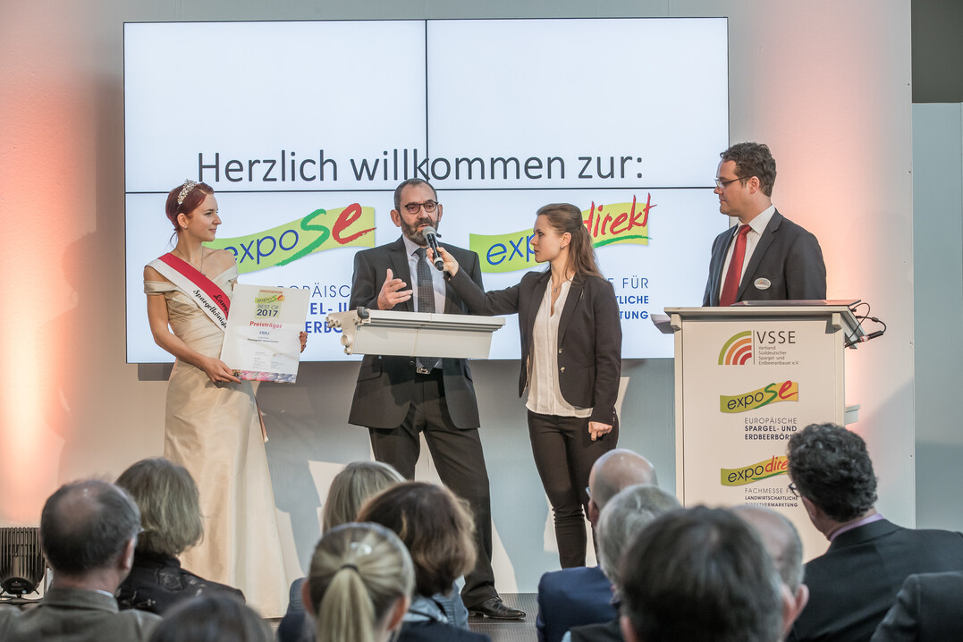 Nadine Tannreuther, Spargelkönigin von Lampertheim (links), überreicht
