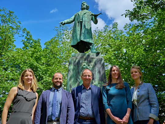Das Team von FiBL Europe. V.l.n.r.: Magdalena Kurrig (Praktikantin), Miguel Angel de Porras Acua (Co-Direktor), Urs Niggli (Prsident), Dra Mszros (Co-Direktorin), Pia Pedross (Junior Scientist)