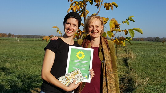 Vivian Bllersen (links) ist die 14. Grne Grnderin, die von der Brandenburger Landesvorsitzenden von Bndnis 90/Die Grnen, Petra Budke (rechts), gewrdigt wurde