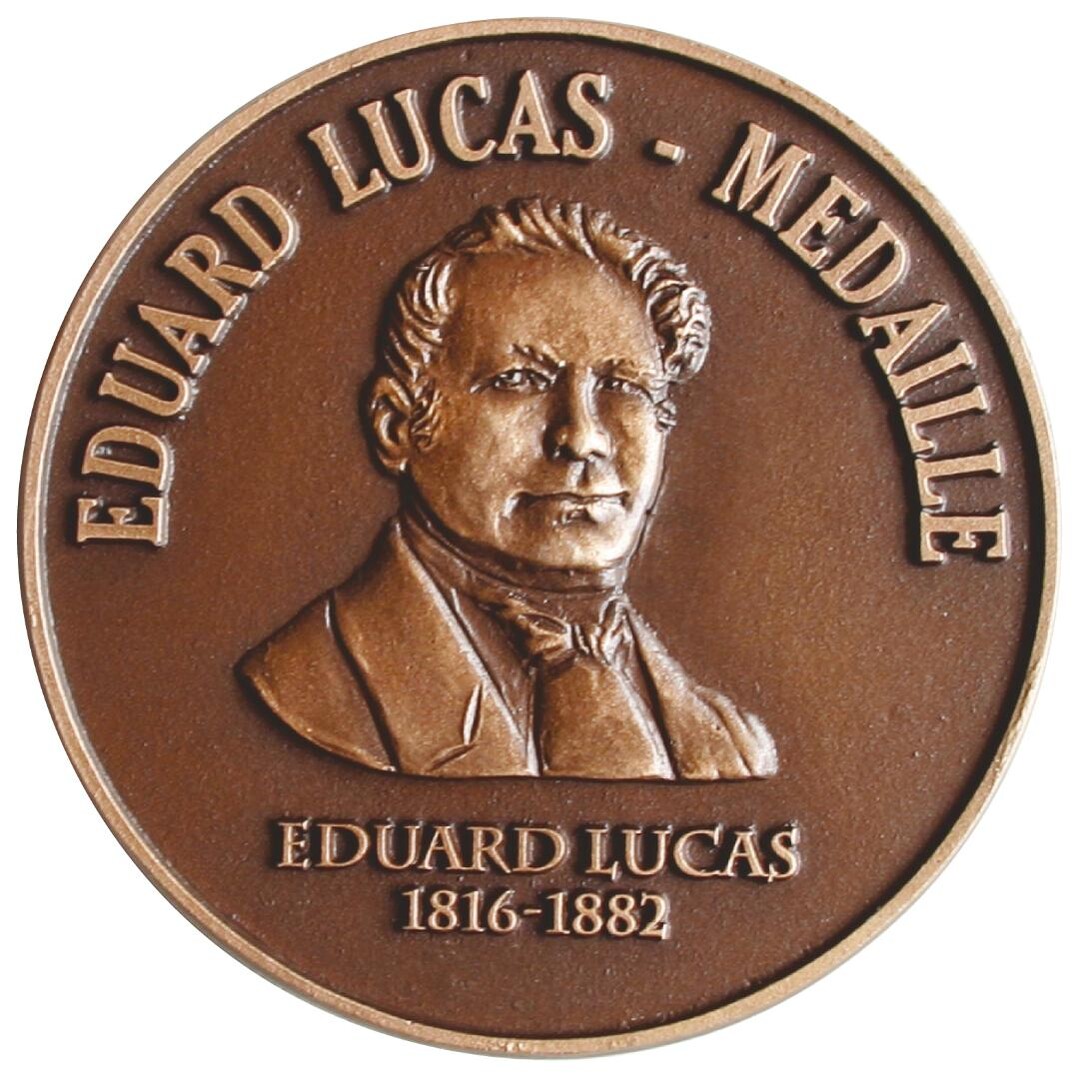 Mit der Eduard-Lucas-Medaille werden Maßnahmen oder Projekte zur Förderung und Erhaltung des Streuobstbaus bzw. der alten Obstsorten gewürdigt.