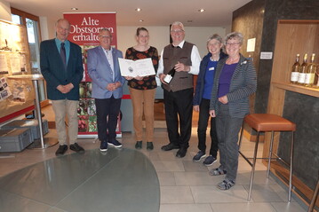Dr. Norbert Clement, Laudator; Stefan Hable, Brgermeister der Stadt Naumburg; Sabine Fortak, 1. Vorsitzende des Pomologen-Vereins; August Kottmann; Beate Reichhold-Appel, Landesbetrieb Landwirtschaft Hessen; Karin Rietman, Vertreterin des NABU (BFA) Bundesfachausschuss Streuobst).