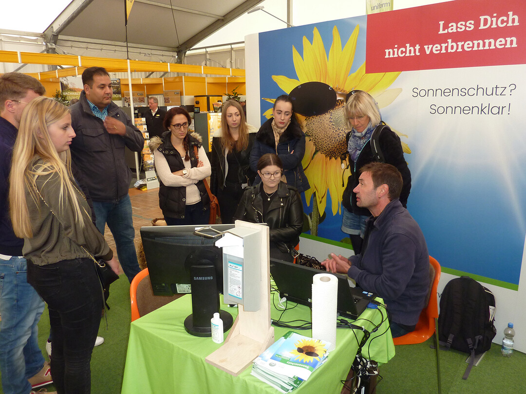 Die SVLFG bietet Besuchern an ihrem Stand eine Messung der Eigenschutzzeit ihrer Haut an