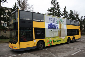 Anlsslich der Fruit Logistica wurden Werbeplakate von Birnen und Kiwis auf Berliner Autobussen und U-Bahnen angebracht