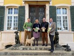 von links nach rechts: Baron Robert Freiherr von Süsskind, Baronin Sabine Freifrau von Süsskind (Vorsitzende des Bayerischen Gartennetzwerkes), Andreas Dürr (Geschäftsführer des Hohenloher Gartennetzwerkes), Dr. Thomas Winter (Dezernent und Amtsleiter des Landwirtschaftsamtes Hohenlohekreis) freuen sich vor der Kulisse von Schloss Dennenlohe über die beschlossene Zusammenarbeit.