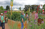 Hochbeete, Blumenwiesen, Obst und Stauden: Delegierte und Gäste nutzen den Tag in Mühlacker mit einem Streifzug über die Gartenschau. An den Ständen der Vereine und bei den spannenden Fachvorträgen konnte man jede Menge bleibende Eindrücke und Informationen mit nach Hause nehmen.