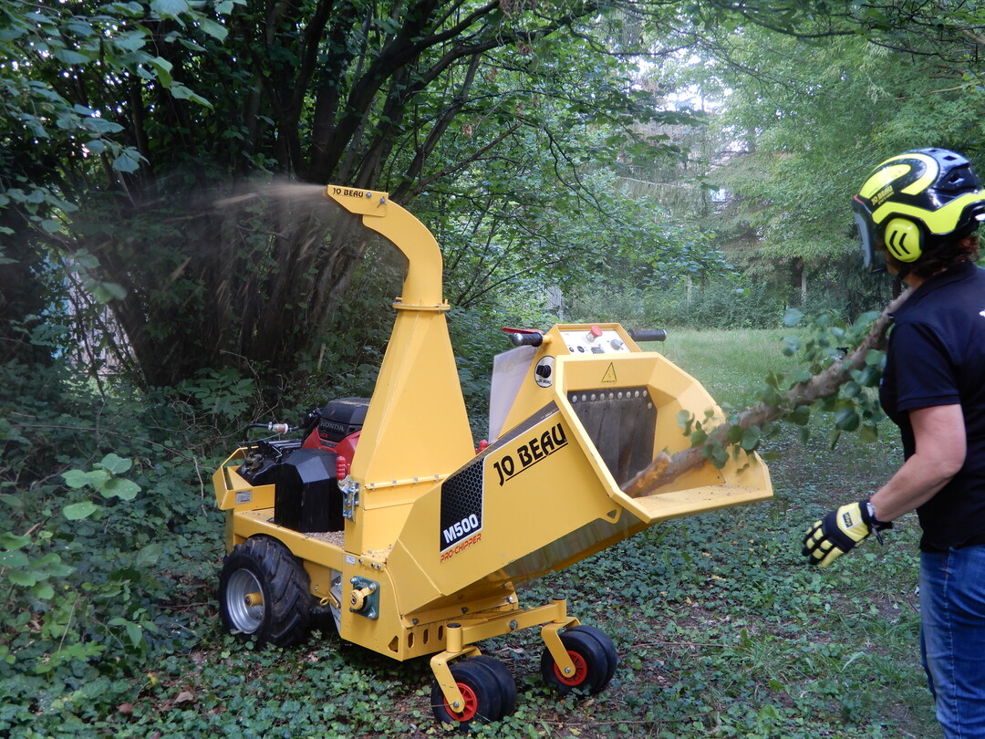 Der Trommelhcksler M500 pro-chipper (Jo Beau) zeigt seine Strken vor allem bei stark gemischtem Gest von dnn bis 13cm Astdurchmesser