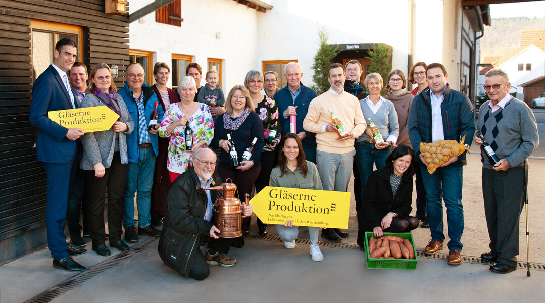Dezernent Dr. Christian Sußner (1.v.l.) und Fachbereichsleiterin Luise Pachaly (3.v.l.) mit Mitarbeiterinnen sowie Teilnehmern der Gläsernen Produktion 2019