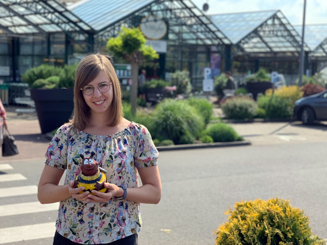 Engagierte Bienenretterin: Dorothea Serra vom Gartencenter Schlößer organisiert für Kinder Aktionen rund um Bienen. Unter anderem haben fast 60 Kindergärten und Schulen aus der Region mit ihrer Unterstützung Bie-nenweiden angelegt.