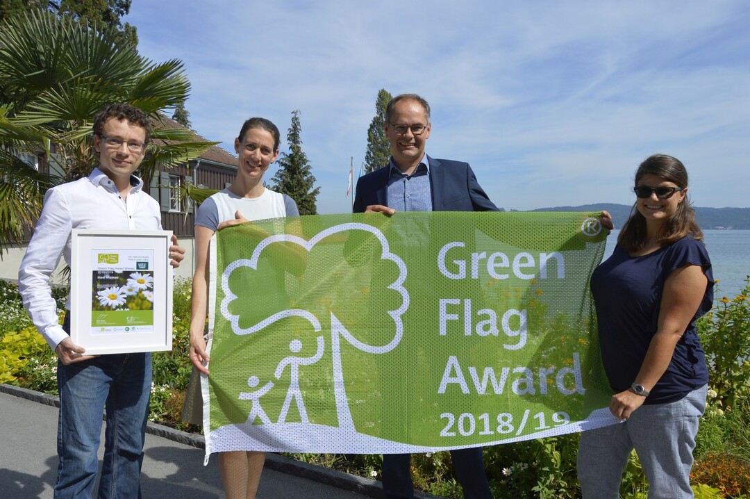 Über die Auszeichnung der Insel Mainau mit dem Green Flag Award freuen sich Geschäftsführerin Bettina Gräfin Bernadotte (2. v.l.) sowie Marian Lechner, Markus Zeiler und Franziska Holmer (v.l.) von der Mainau GmbH