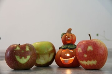 Halloween-Apfelfratzen