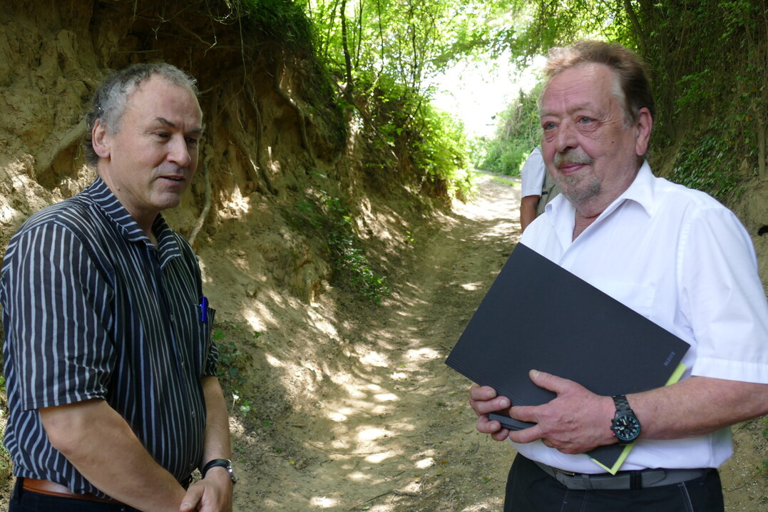 Dr. Dieter Hassler(rechts) bei der bergabe in einem Hohlweg bei Oberwisheim (links Dr. Gerhard Bronner)
