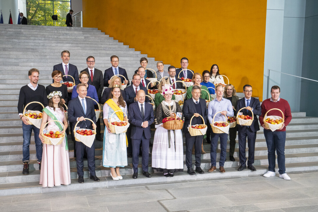 Je drei Apfelköniginnen und Jungbauern aus den bedeutendsten deutschen Anbaugebieten belieferten die Regierungszentrale mit körbeweise knackig-frischen Äpfeln.