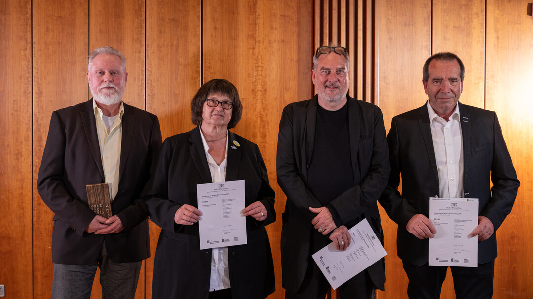 Landesgeschäftsführer Rolf Heinzelmann, Präsidentin Sigrid Erhardt, Architekt Holger Lohrmann, Holzbau / Karl-Heinz Schaible (von links nach rechts)