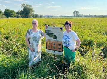 Die Preistrgerinnen: Annette Seehaus-Arnold, Prsidentin des Deutschen Berufs und Erwerbs Imker Bund, und Landwirtin Margit Ziegler Ende August am ppig blhenden Biogasfeld.