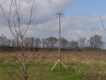 gleich mehrere Sitzstangen auf einem Feld