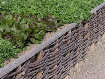 Hgelbeet mit Randeinfassung