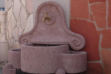 Betonbrunnen mit einem schnen Hahn