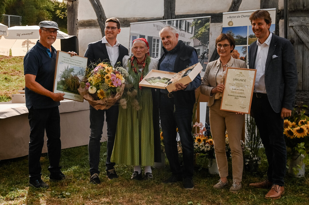 Luise Wirsching (3. v. l.) wurde mit der Erduard-Lucas-Medaille 2023 ausgezeichnet.