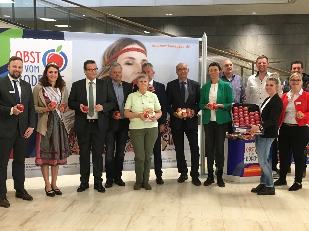 Der Landesverband Erwerbsostbau Baden-Württemberg e.V. hat heute im Landtag kostenlos Äpfel an Gäste und Abgeordnete verteilt, um auf die aktuelle Preissituation in der Apfelvermarktung aufmerksam zu machen