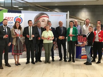 Der Landesverband Erwerbsostbau Baden-Wrttemberg e.V. hat heute im Landtag kostenlos pfel an Gste und Abgeordnete verteilt, um auf die aktuelle Preissituation in der Apfelvermarktung aufmerksam zu machen